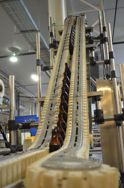 Moosehead Breweries utilizes a 45-degree VarioFlow wedge conveyor system, manufactured by Bosch Rexroth, to move bottles up to a 10-foot height to provide line workers and forklift operators with easier access and freedom of movement along the bottling production line.