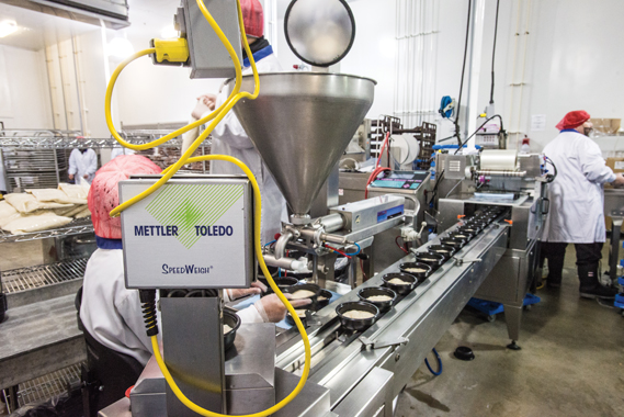 A Mettler Toledo SpeedWeigh is used to ensure accurate portion control before moving to an Ilpra 1400N tray-sealer, using lidding film supplied by Winpack (see image below).