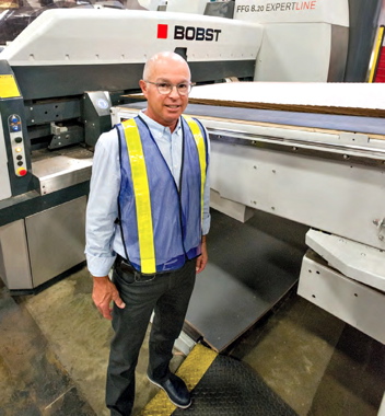  Mitchel-Lincoln Packaging president Jimmy Garfinkle strikes a pose at the feed end of the 8.20 EXPERTLINE flexo folder-gluer installed last year at the company’s St-Laurent facility.